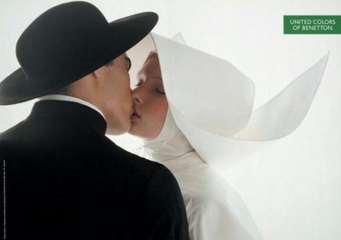 prete-suora-bacio-696x490