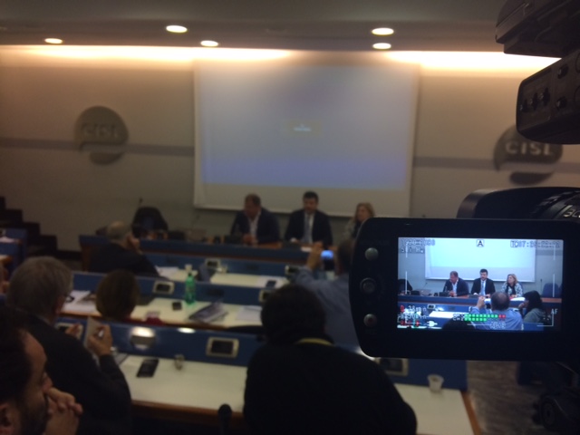 Giovanna Ventura - Segretario Confederale Cisl Dipartimento delle politiche organizzative e Prof. Americo Bazzoffia - Docente universitario esperto in strategie e tecniche di comunicazione web al Convegno organizzato dalla CISL Nazionale 