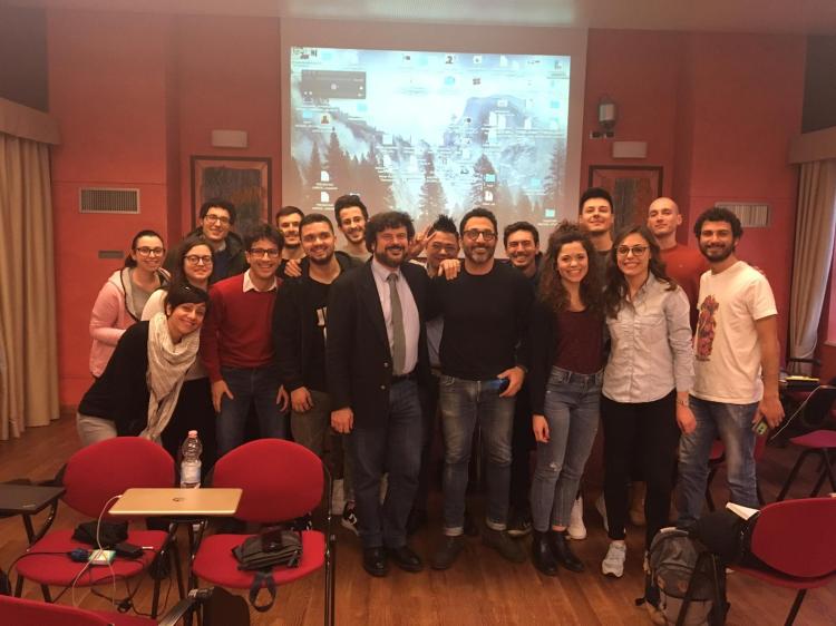 Il prof. Americo Bazzoffia con i suoi allievi dell’Executive Master in Web Marketing 2019 a Chieti. Il master è promosso da Ud’Anet, spin-off tecnologico partecipato dall’Università degli studi “G. d’Annunzio” e la Camera di Commercio di Chieti