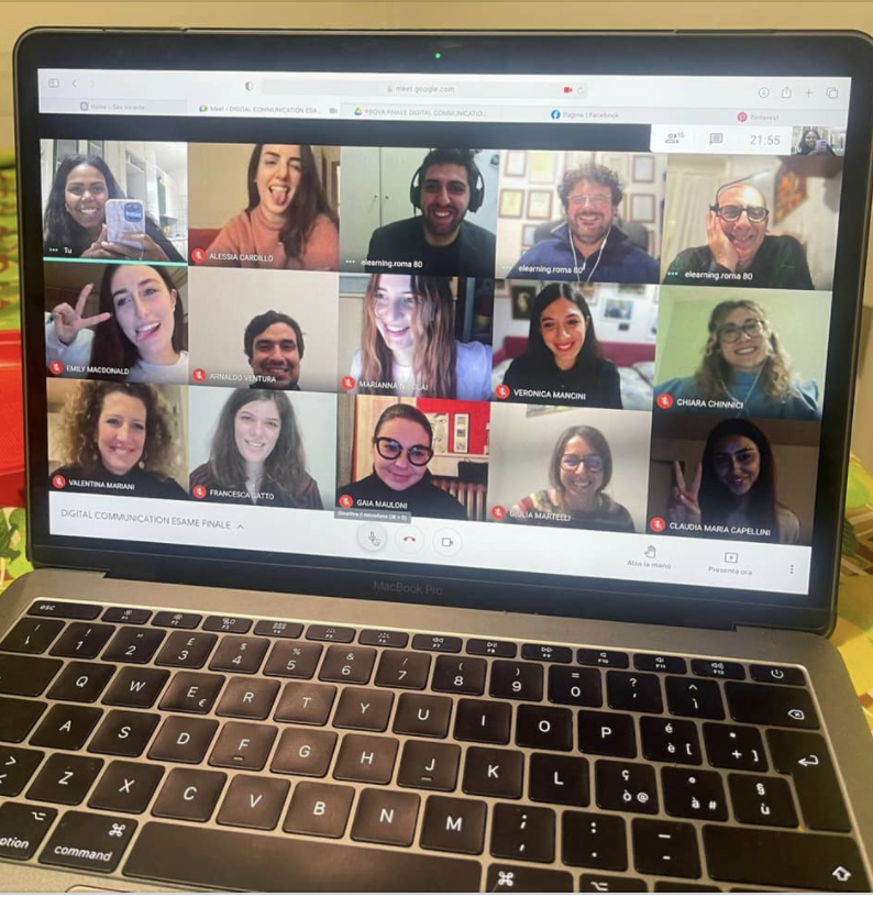 Allievi del prof. Americo Bazzoffia all'Istituto Europeo di design esami finali del corso in marketing e comunicazione digitale digital communication